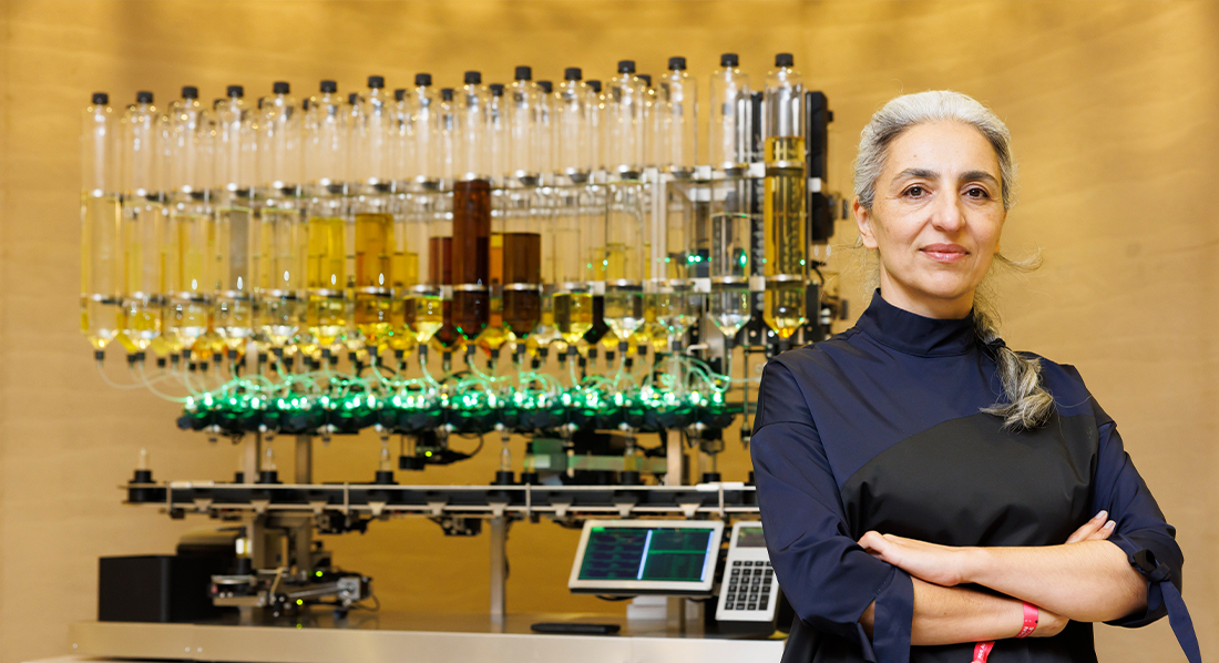 Mekanik with the Algorithmic Perfumery machine